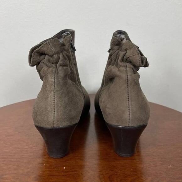 New Munro Alfie Booties in Greige Suede Women's Size 8.5 - Picture 6 of 7